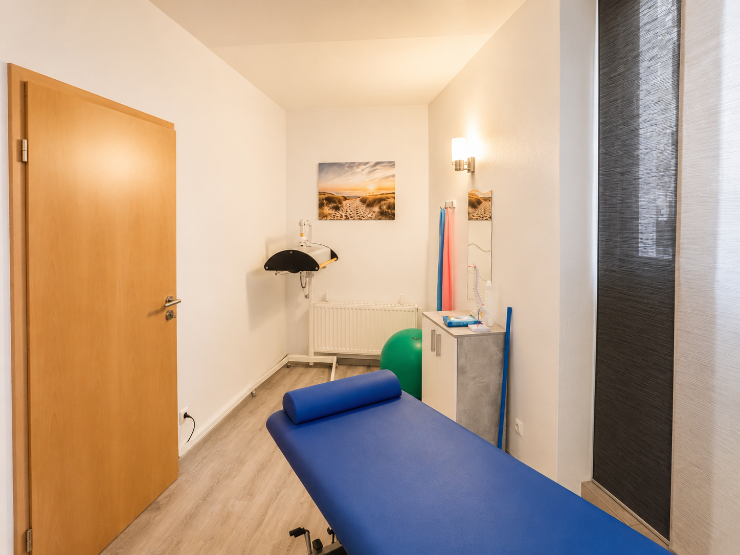 Moderner Behandlungsraum für Physiotherapie